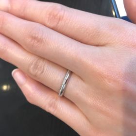 【ケイウノ ブライダル(K.UNO BRIDAL)の口コミ】 リングの側面というか上部に三日月の形を模したデザインでダイヤモンドが…