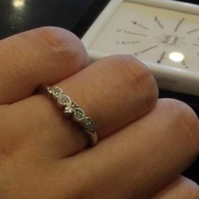 【ケイウノ ブライダル(K.UNO BRIDAL)の口コミ】 植物の百合をモフーフとしたデザインです。煌びやかで、mil打ちの技術がふ…