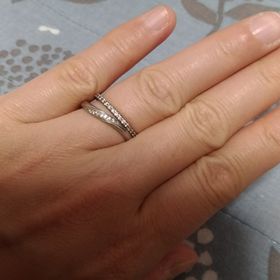 【4℃ BRIDAL(ヨンドシーブライダル)の口コミ】 指にフィットして、ストレートではなくカーブがあるので細く見える効果も…