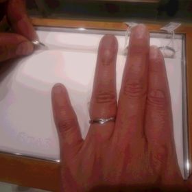 【STAR JEWELRY(スタージュエリー)の口コミ】 デザインが珍しいデザインだったので試着させてもらいました。中心がウエ…