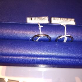 【銀座ダイヤモンドシライシの口コミ】 ほどよくダイヤがあり、とても上品でキレイなデザインでした。彼のリング…