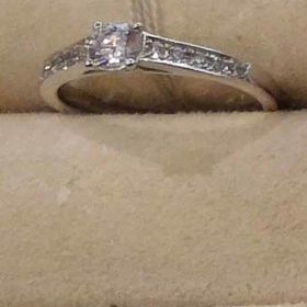 【BRIDGE(ブリッジ)の口コミ】 指輪のデザインは1石＋メレダイヤです。一番のお気に入りポイントは四角い…