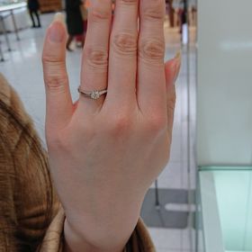 【4℃ BRIDAL(ヨンドシーブライダル)の口コミ】 4℃アクアニティというデザインの指輪です。
水が流れるような滑らかな曲線…