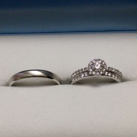 【GALA JEWELRY(ガラジュエリー)の口コミ】 ヘイロータイプの婚約指輪と重ねづけするために、細めのハーフエタニティ…