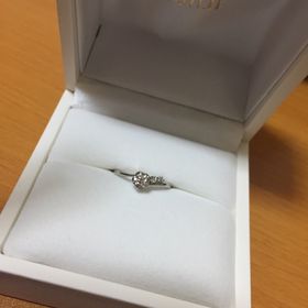 【SANJI(サンジ)の口コミ】 ダイヤの部分が花の形になっており、ダイヤが埋め込まれているデザインに…