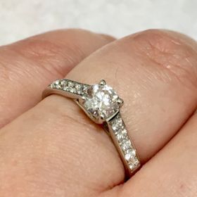 【GALA JEWELRY(ガラジュエリー)の口コミ】 指輪のサイドのデザインと指に優しく馴染むつけ心地が特に気に入っていま…