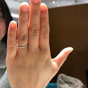 【銀座ダイヤモンドシライシの口コミ】 結婚指輪を探しているときに、この指輪に出会い、この指輪の輝き、細くて…