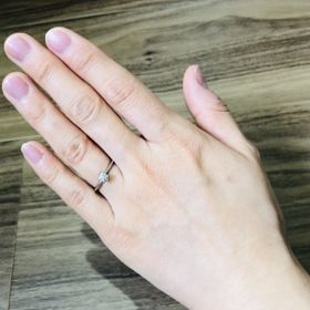 【HOSHI no SUNA 星の砂(ほしのすな)の口コミ】 ダイヤモンドが1つで、細身なデザインのシンプルな婚約指輪を探していまし…