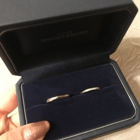【銀座ダイヤモンドシライシの口コミ】 新郎はずっと付けていられるようなシンプルなデザイン。
新婦はダイヤモン…