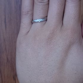 【Mr.MONDIAM & Ms.APHRODITE(ミスターモンディアムアンドミスアフロディーテ)の口コミ】 指が太くて長いので、細身の物は似合わず、正面からみたデザインが斜めに…