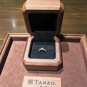 【TANZO.(鍛造指輪)の口コミ】 自分で思い描いていた通りの指輪を作れるところ。
一粒石だけでもハーフエ…