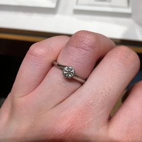 【銀座ダイヤモンドシライシの口コミ】 婚約指輪も気に入ったデザインで、とのことで、彼と一緒に見に行きました…