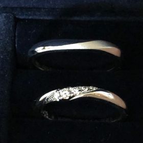 【銀座ダイヤモンドシライシの口コミ】 結婚指輪購入のタイミングで販売を開始したデザインということで気になっ…