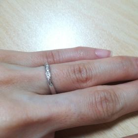 【GALA JEWELRY(ガラジュエリー)の口コミ】 着けていて指が綺麗に細く見えるものを探していました。出来ればプラチナ…