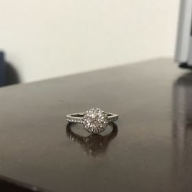 【ラザール ダイヤモンド(LAZARE DIAMOND)の口コミ】 欲しいデザインはなんとなく決まっていたので、似たやうなデザインで何個…