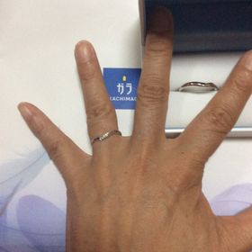 【GALA JEWELRY(ガラジュエリー)の口コミ】 お互いが良いと思う商品を探して、太さや、デザイン、
彼女は、細かなダイ…