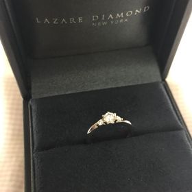 【ラザール ダイヤモンド(LAZARE DIAMOND)の口コミ】 曲線的なリングが好きで探していました。
メレのデザインの指輪は、ほかの…