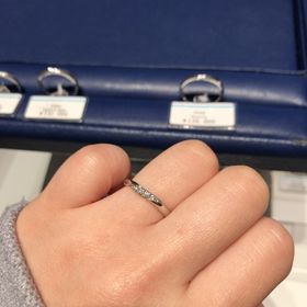 【銀座ダイヤモンドシライシの口コミ】 派手すぎないデザイン、でもダイヤモンドが付いてるものが良かったので、…