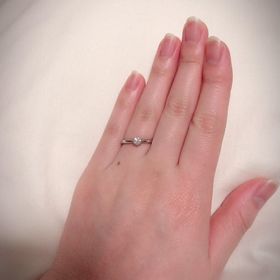 【アイプリモ(I-PRIMO)の口コミ】 シンプルなデザインなのに、ひとつのダイヤがキラキラしていて華やかなと…