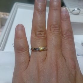 【Douxmiere bijou SOPHIA(ドゥミエール ビジュソフィア)の口コミ】 ストレートタイプの指輪で中央に大きなダイヤモンドがついていてキラキラ…