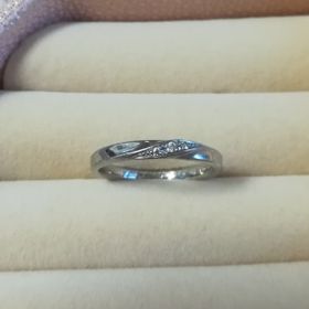 【銀座ダイヤモンドシライシの口コミ】 斜めに入った3粒のダイヤモンドが華があり、指がきれいに見えると思い購入…