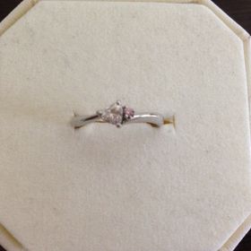 【4℃ BRIDAL(ヨンドシーブライダル)の口コミ】 4℃ブライダル限定モデルだったのとダイヤの隣にピンクの石が入っているの…