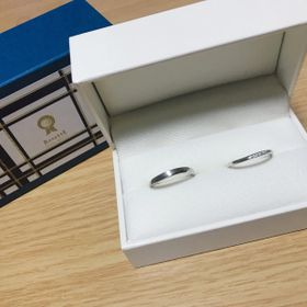 【RosettE(ロゼット)の口コミ】 女性用指輪はダイヤモンドが斜めに入っており指につけると指が綺麗に見え…