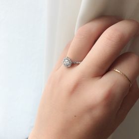 【Jupiter BLANTELIE(ジュピターブラントリエ)の口コミ】 最初は少し華やかすぎるかなとも思ったのですが、つけてみると意外と指に…