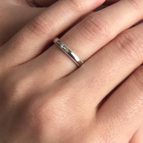 【エクセルコダイヤモンド(EXELCO DIAMOND)の口コミ】 中央にメレダイアモンド、縁をミル打ちで飾られた指輪です。とても繊細で…