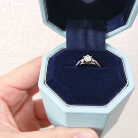 【銀座ダイヤモンドシライシの口コミ】 花束のようなデザインがとても気に入り、購入いたしました。両脇のメレダ…