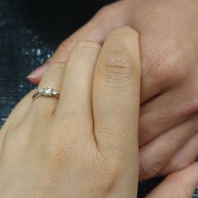 【アイプリモ(I-PRIMO)の口コミ】 嫁の可愛い雰囲気が、この指輪を横から見たときにリング本体がハートに見…