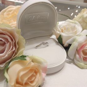 【RoseMarry(ローズマリー)の口コミ】 少し捻ったデザインで指が細く見えます。また、結婚指輪はシンプルなもの…