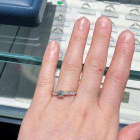 【銀座ダイヤモンドシライシの口コミ】 リングもキラキラしているので、この指輪をはめていればすぐリングに目が…