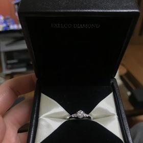 【エクセルコダイヤモンド(EXELCO DIAMOND)の口コミ】 指輪のコンセプトがとてもよかった。
横から見たら王冠になっていて、わか…
