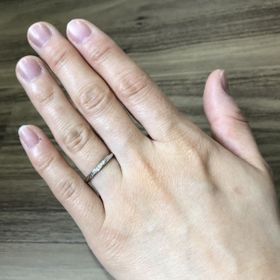 【HOSHI no SUNA 星の砂(ほしのすな)の口コミ】 指輪のラインがまっすぐで細身な物を探していました。ラインはまっすぐで…