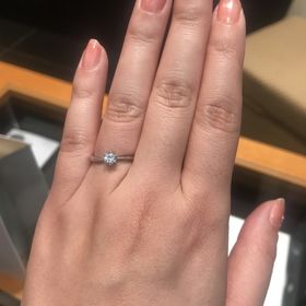 【ラザール ダイヤモンド(LAZARE DIAMOND)の口コミ】 流れるようなデザインで、細身に見える気がして。また、指輪に「マンハッ…