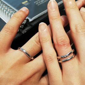 【エクセルコダイヤモンド(EXELCO DIAMOND)の口コミ】 細身でシンプルなデザインなので、婚約指輪の重ね付けをしても変に主張す…