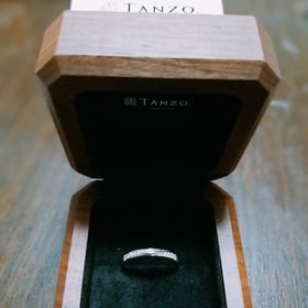 【TANZO.(鍛造指輪)の口コミ】 Pt999の平甲丸、丸みを浅くして作ってもらいました。
デザインはダイヤの…