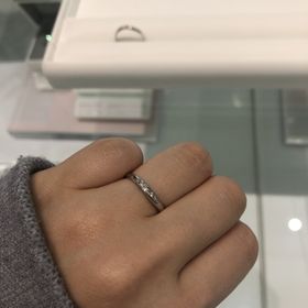 【CAFERING(カフェリング)の口コミ】 手にフィットするようなウェーブタイプで、ダイヤモンド付きでも職場に着…