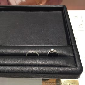 【エクセルコダイヤモンド(EXELCO DIAMOND)の口コミ】 この結婚指輪と婚約指輪の決め手は見た目でした。
他のは人はあまり被りた…
