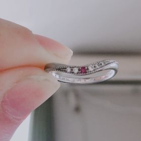 【アンジェリックフォセッテ(Angelique Fossette)の口コミ】 シンプルなデザインが良かったのと、上のダイヤの部分を好きなように変え…