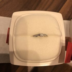 【俄(にわか)の口コミ】 真ん中にダイヤ、そして左右広がるようにキラキラと輝きのある指輪のデザ…