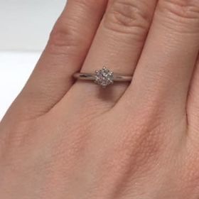 【ティファニー(Tiffany & Co.)の口コミ】 まさに憧れのシンプル一石リングです。
キラキラタイプと悩んでましたが、…