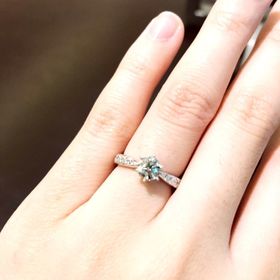 【TASAKI(タサキ)の口コミ】 センターが大きな石、サイドにメレダイヤが敷き詰められた上品で王道のデ…