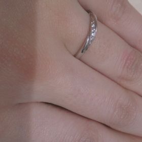 【A・D・A(エー・ディー・エー)の口コミ】 ウェーブの入った流れるようなデザインが気に入りましたし、斜めに配置さ…