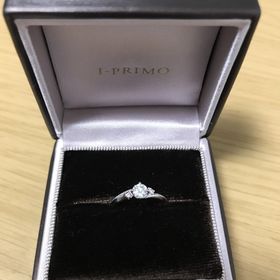 【アイプリモ(I-PRIMO)の口コミ】 指輪の形はウェーブで探していました。
ミル打ちが気に入り、デザインで決…