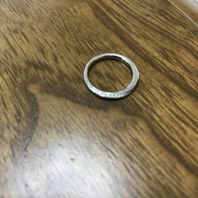 【銀座ダイヤモンドシライシの口コミ】 細身で指輪をしたときにまっすぐきれいに見えるのこと、ダイアモンドもと…