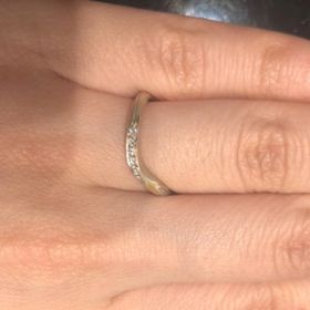 【ケイウノ ブライダル(K.UNO BRIDAL)の口コミ】 柔らかなウェーブラインが上品な印象であり、メレダイヤの輝きもしっかり…