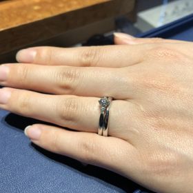 【銀座ダイヤモンドシライシの口コミ】 シンプルで飽きの来ないデザインが良かった。重ね付けしても、一本でつけ…