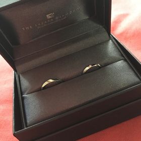 【ラザール ダイヤモンド(LAZARE DIAMOND)の口コミ】 結婚指輪は華やかな指輪と迷いましたが、毎日つけるものであることと、婚…